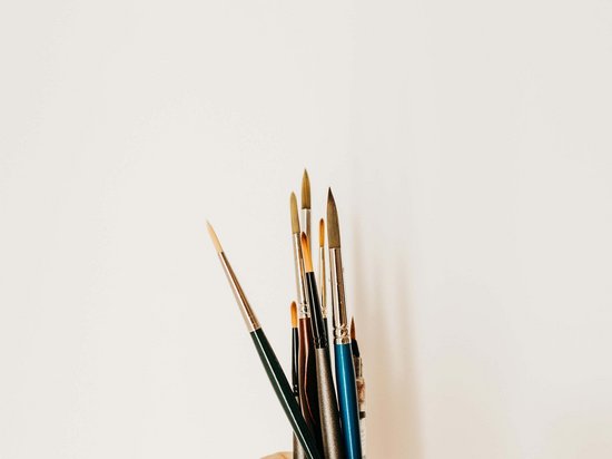 Median Hotel Messe Hannover – der Newsblog Hand hält verschiedene Pinsel vor weißem Hintergrund