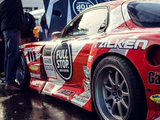 Median Hotel Messe Hannover – der Newsblog getunter roter Sportwagen