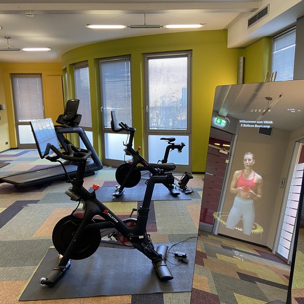 Median Hotel Hannover Lehrte Fitnessraum mit Peloton Bikes, Laufband und interaktivem Trainingsspiegel