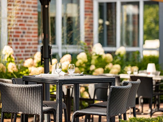 Median Hotel Messe Hannover – der Newsblog Tisch und Stühle im Außenbereich eines Restaurants bei Sonnenschein