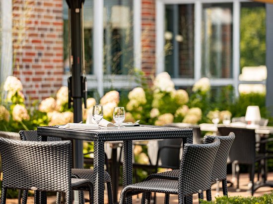 Median Hotel Messe Hannover – der Newsblog Tisch und Stühle im Außenbereich eines Restaurants bei Sonnenschein