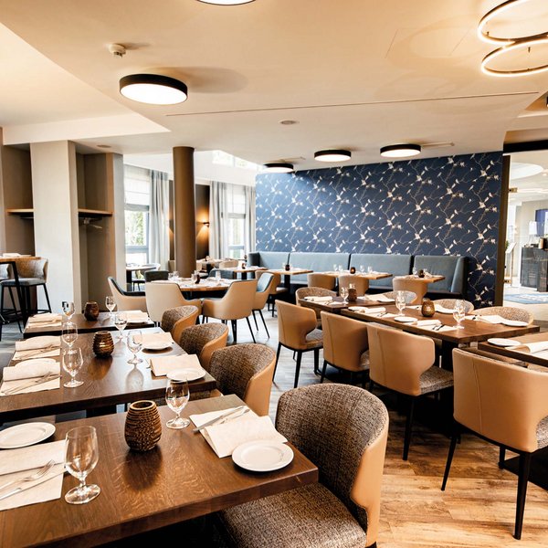 Median Hotel Hannover Lehrte Modern restaurant with set tables and comfortable chairs