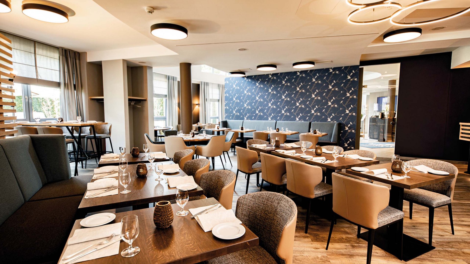 Median Hotels: Stellenangebote für Hannover und Lehrte Modernes Restaurant mit gedeckten Tischen und bequemen Stühlen