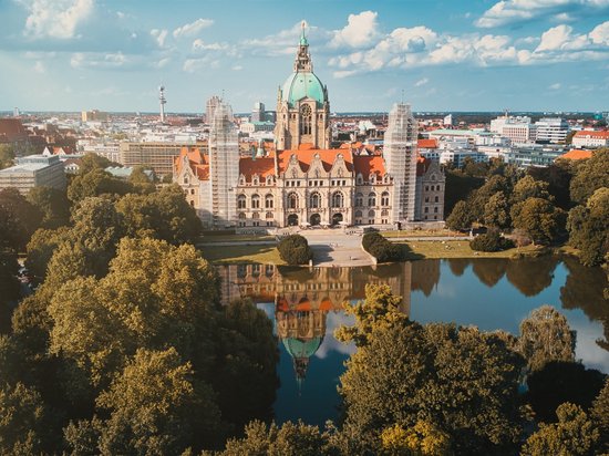 Median Hotel Messe Hannover – der Newsblog Neues Rathaus in Hannover mit See und Bäumen im Vordergrund