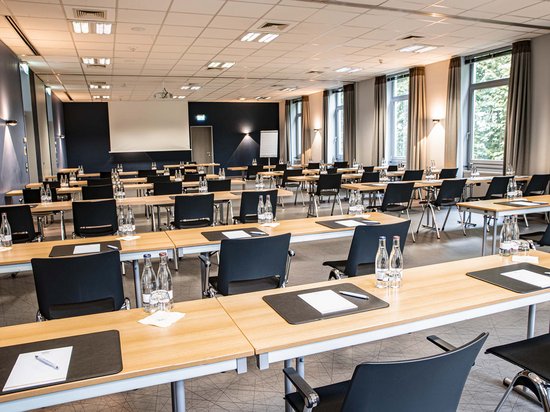 Median Hotel Messe Hannover – der Newsblog Konferenzraum mit Tischen, Stühlen, Wasserflaschen und Schreibmaterialien