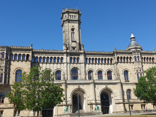 Median Hotel Messe Hannover – der Newsblog Historisches Sandsteingebäude mit Turm und Pferdestatue bei klarem Himmel