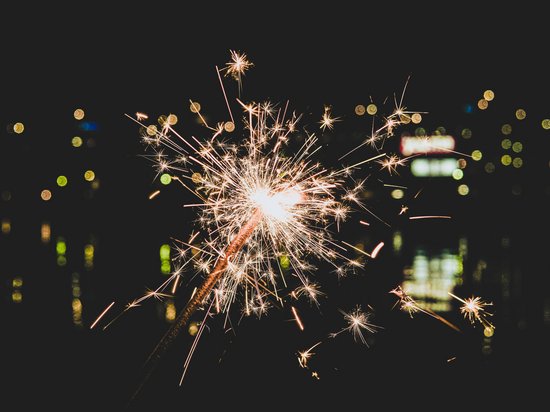 Median Hotel Messe Hannover – der Newsblog Leuchtender Funkler bei Nacht mit Lichtpunkten im Hintergrund