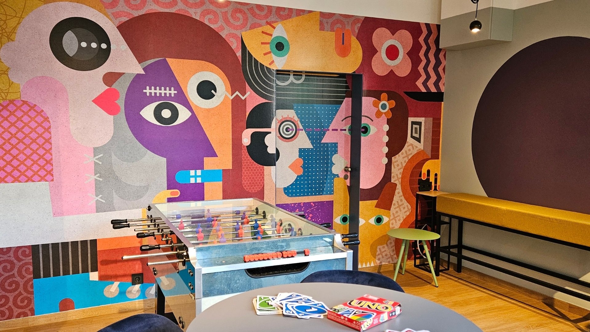 Ihr Tagungshotel in Hannover Buntes Zimmer mit Tischfußball, Kartenspiel und moderner Wandmalerei