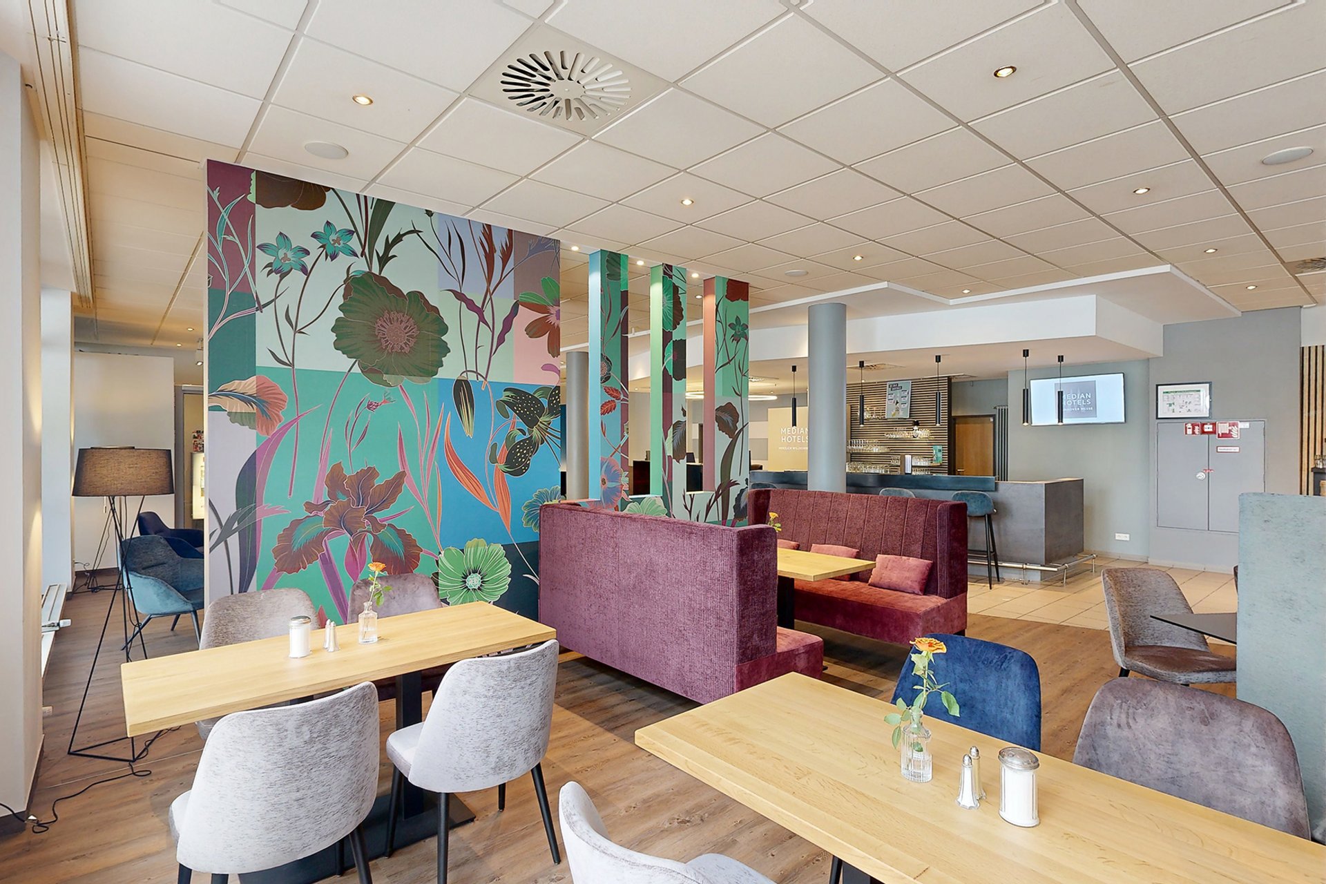 Our hotel at the exhibition centre: the picture gallery Modern restaurant with floral wall decor and comfortable seating areas