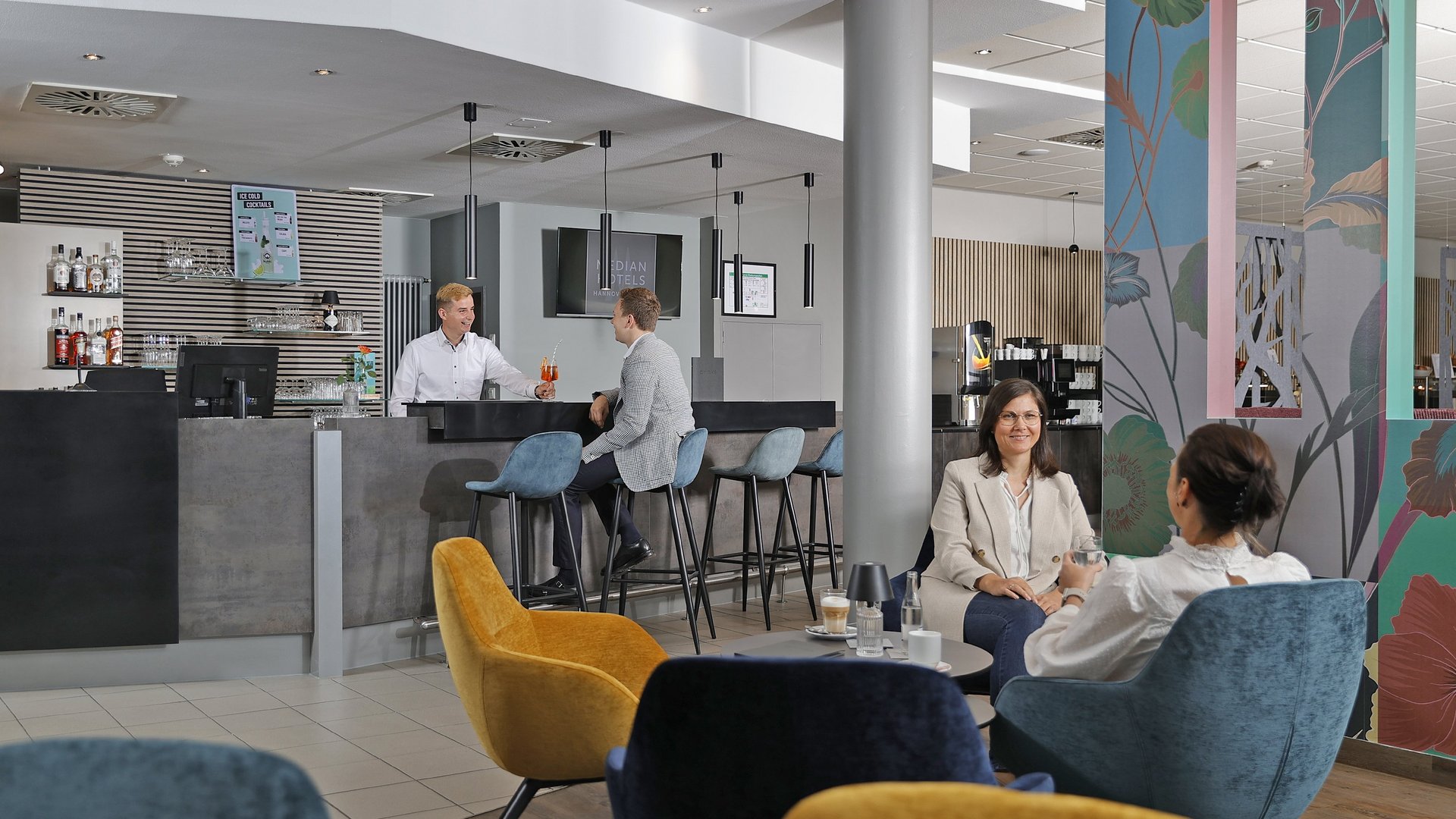 Welcome to the Median Hotel Hannover Messe! Hotel bar with guests and bartender at Median Hotels Hannover
