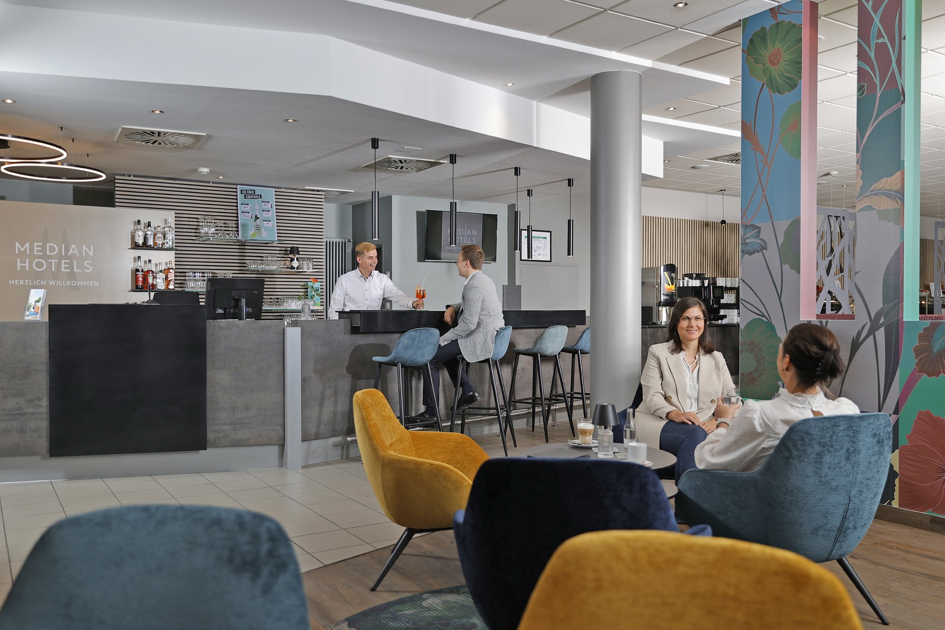 Our hotel at the exhibition centre: the picture gallery Hotel bar with guests and bartender at Median Hotels Hannover