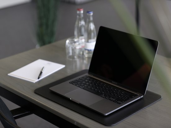Tagungs- und Messehotel in Hannover – der Newsblog Laptop, Notizblock und zwei Wasserflaschen auf einem Tisch in einem modernen Büro