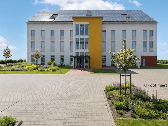 Tagungs- und Messehotel in Hannover – der Newsblog Außenansicht eines Hotels mit Solarzellen auf dem Dach und Parkplatz
