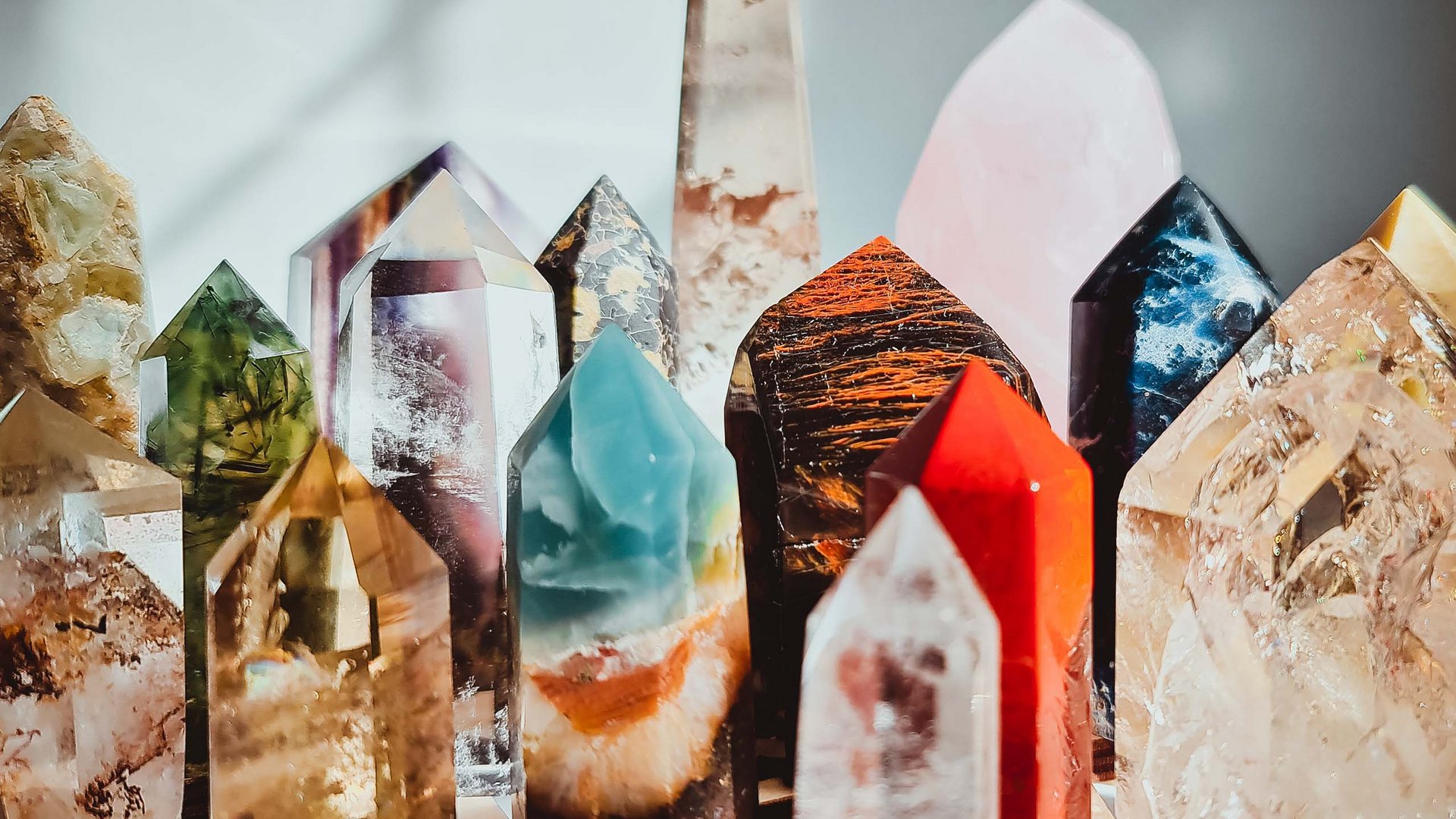 Steinalt und unschätzbar wertvoll Bunte Kristallspitzen verschiedener Formen und Farben auf Holztisch