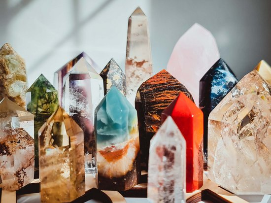 Median Hotel Messe Hannover – der Newsblog Bunte Kristallspitzen verschiedener Formen und Farben auf Holztisch