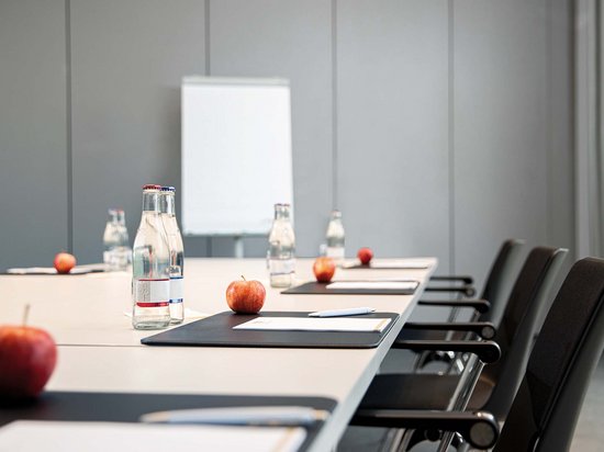 Median Hotel Messe Hannover – der Newsblog Konferenztisch mit Äpfeln, Wasserflaschen und Schreibmaterial in einem Besprechungsraum