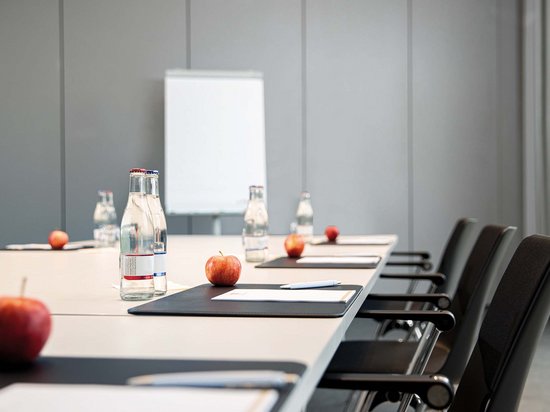 Median Hotel Messe Hannover – der Newsblog Konferenztisch mit Äpfeln, Wasserflaschen und Schreibmaterial in einem Besprechungsraum