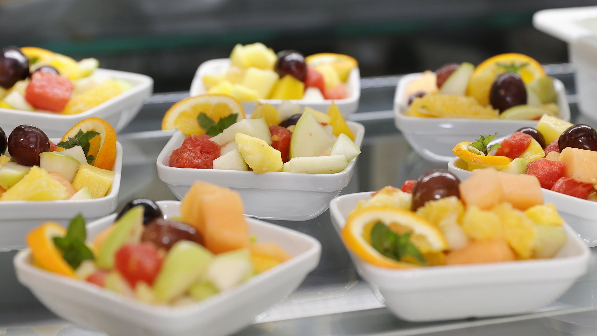 Golfwochenende inklusive Golfturnier Mehrere kleine Schalen mit gemischtem Obstsalat auf einem gläsernen Tisch
