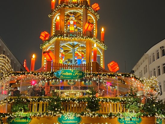 Median Hotel Messe Hannover – der Newsblog Beleuchteter Weihnachtsmarktstand mit Pyramide und Menschen abends
