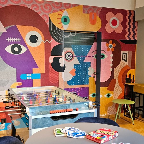 Median Hotel Hannover Lehrte Bunter Raum mit Tischfußball, Gesellschaftsspielen und moderner Wandmalerei