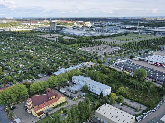 Median Hotel Messe Hannover – der Newsblog Luftaufnahme eines Industriegebiets neben einem grünen Gartenanlagenviertel