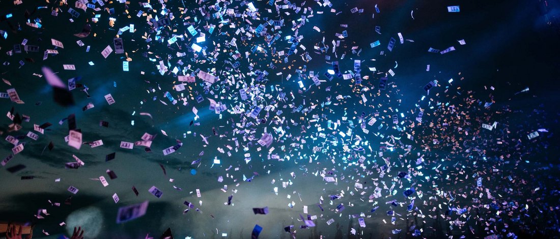 Ihr Hotel in Hannover: der Messe so nah Menschen feiern auf einem Konzert unter fallendem Konfetti bei Nacht