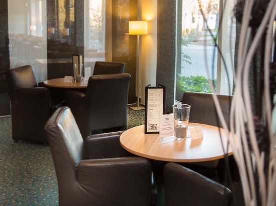 Median Hotel Messe Hannover – der Newsblog Gemütliche Sitzecke mit Ledersesseln und Holztisch im Café